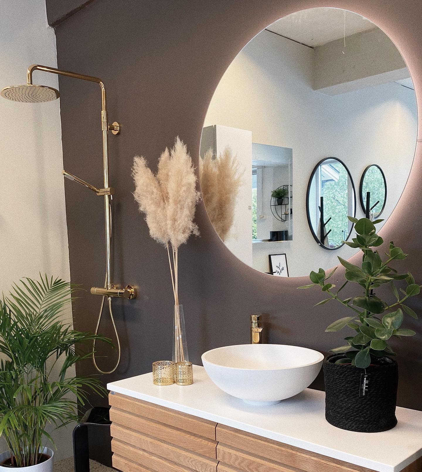 Utstilling av baderomsmøbler i butikken til Sykkylven Rør, sentralt i Sykkylven.